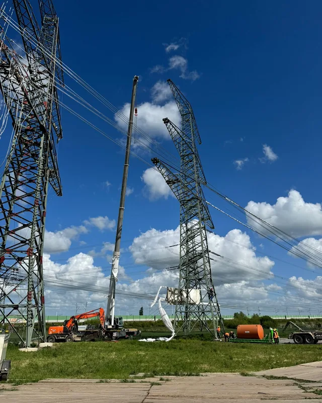 Bilderserie: Eine 48m Mast Demontage ist kein Problem für unseren ATF 220 🪝👌🏻